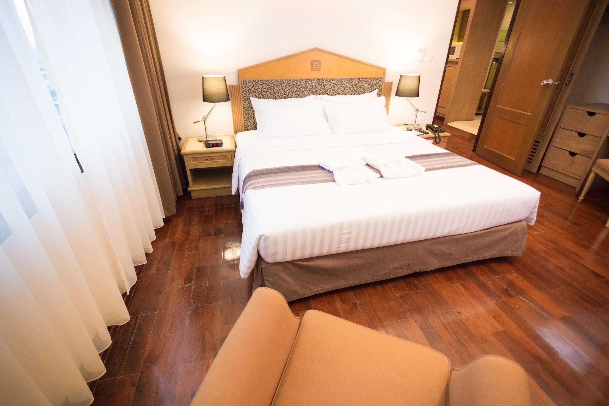 Grand Tower Inn Rama 6 Бангкок Екстер'єр фото