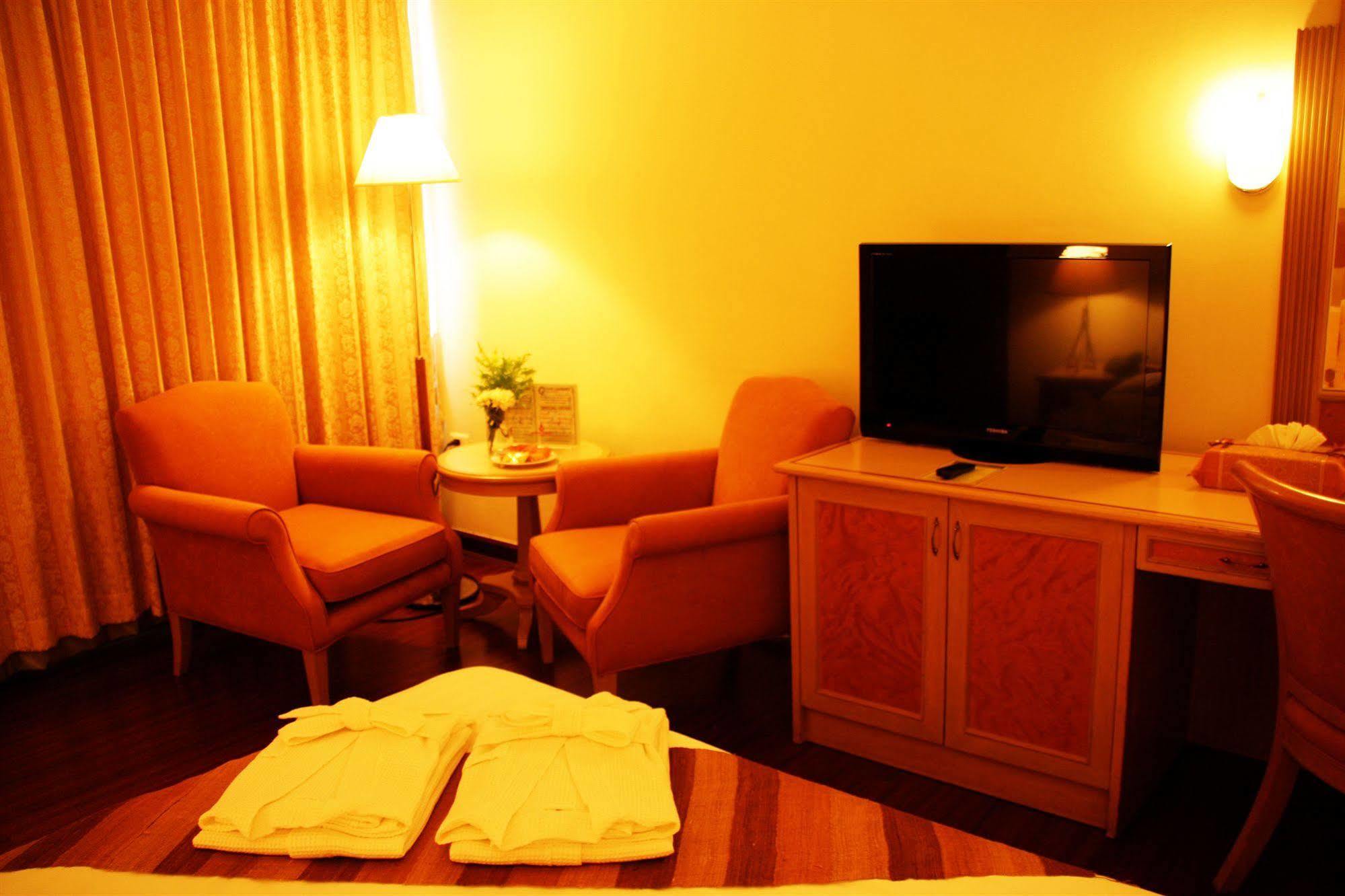 Grand Tower Inn Rama 6 Бангкок Екстер'єр фото