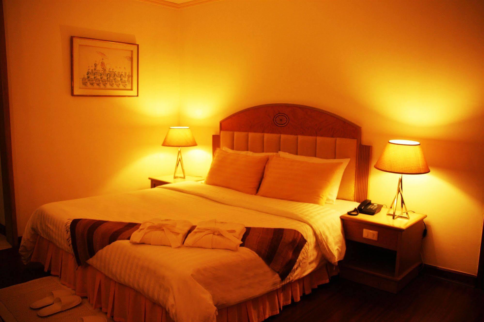 Grand Tower Inn Rama 6 Бангкок Екстер'єр фото